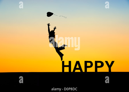Junges Mädchen mit einem Herzballon auf glücklich Buchstaben springen. Silhouette. Montage von zwei Bildern Stockfoto