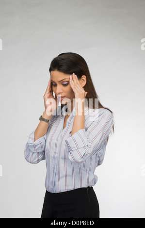 Nahaufnahme einer Geschäftsfrau, die unter Kopfschmerzen leiden Stockfoto