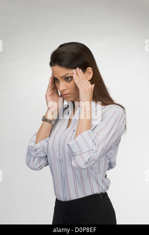 Nahaufnahme einer Geschäftsfrau, die unter Kopfschmerzen leiden Stockfoto