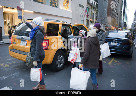 USA: NEW YORK, NY. Touristen Flagge Taxis auf der Fifth Avenue in Manhattan während der Thanksgiving-Wochenende, 24. November 2012. Stockfoto