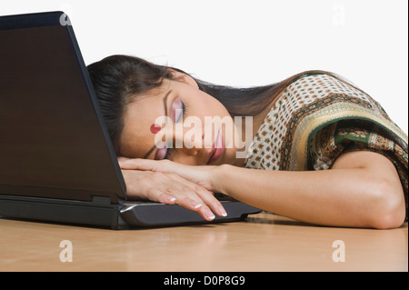 Geschäftsfrau, schlafen in einem Büro Stockfoto