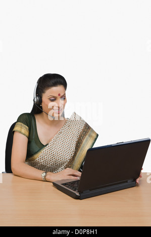 Weibliche Mitarbeiter des Kundendienstes arbeiten auf einem laptop Stockfoto