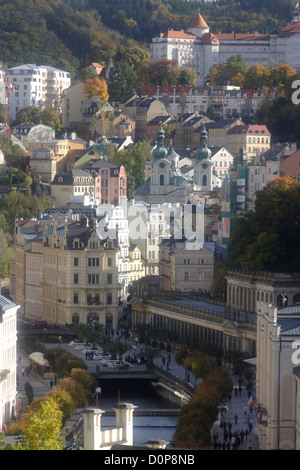 Angesichts der Mühlenkolonnade in Karlovy Vary, Karlsbad, Tschechische Republik, Europa Stockfoto