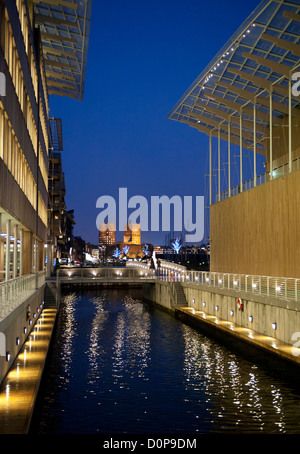 Von Oslo Rathaus von Astrup Fearnley Museet in Tjuvholmen gesehen. Stockfoto