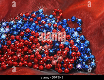Blau und Rot Weihnachten dekorative Perlen auf Seide Weihnachten rot Stockfoto
