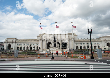 WASHINGTON DC – bei laufenden Reparaturen und Renovierungen wird die Decke der Haupthalle an der Union Station von einem Baugerüst umgeben. Der historische Verkehrsknotenpunkt Beaux-Arts, der vom Architekten Daniel Burnham entworfen und 1908 fertiggestellt wurde, erlitt während des Erdbebens der Stärke 5,8, das die Region im August 2011 heimsuchte. Das Sanierungsprojekt umfasst Reparaturen an den verzierten Putzarbeiten des Bahnhofs und an den Blattgolddetails in der Haupthalle, die jährlich etwa 40 Millionen Besucher als funktionierender Bahnhof und beliebtes Touristenziel dient. Stockfoto