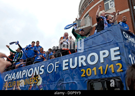 Chelsea FC Leimkräuter Liga Gewinner fest auf die offene Top Busse entlang der Fulham Road, und die Kings Road in Chelsea Mai 2012 Stockfoto