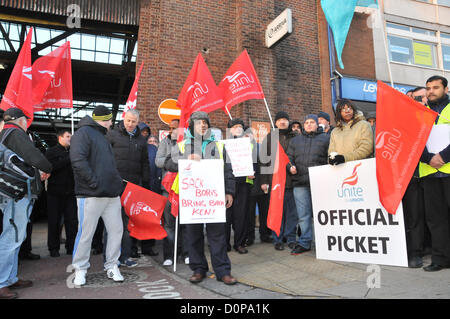 Wood Green, London, UK. 29. November 2012. Demonstranten reden zu halten und die Streikposten Fahnen und Bannern festhalten. Arriva-Busfahrer und Mitglieder der Gewerkschaft Unite halten Banner und Streikposten außerhalb Wood Green Bus Depot zu bilden, wie Mitglieder einen 24-Stunden-Streik inszenieren. Stockfoto