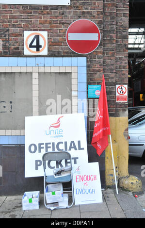 Wood Green, London, UK. 29. November 2012. Fahnen und Banner auf den Streikposten außerhalb der Holz-Grün-Bus-Depot. Arriva-Busfahrer und Mitglieder der Gewerkschaft Unite halten Banner und Streikposten außerhalb Wood Green Bus Depot zu bilden, wie Mitglieder einen 24-Stunden-Streik inszenieren. Stockfoto