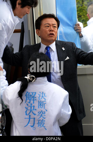 29. November 2012, Tokyo, Japan - startet stellvertretender Gouverneur Naoki Inose von Tokio Wahlkampf für den Gouverneur der Hauptstadt der Nation auf Donnerstag, 29. November 2012. Inose wird von ehemaligen Gouverneur Shintaro Ishihara, zurückgetretenen im Oktober laufen in einer allgemeinen Wahl eingestellt am 16. Dezember am selben Tag wie Ishiharas Nachfolger Tokyoites abholen werden empfohlen.  (Foto von Natsuki Sakai/AFLO) Stockfoto