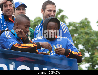 Chelsea FC Leimkräuter Liga Gewinner fest auf die offene Top Busse entlang der Fulham Road, und die Kings Road in Chelsea Mai 2012 Stockfoto