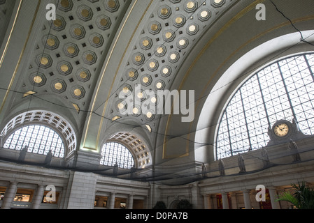 WASHINGTON DC, USA – Reparaturen und Renovierungen an der Union Station in Washington DC. Einige der Reparaturen wurden durch Erdbebenschäden an der historischen Struktur notwendig. Stockfoto