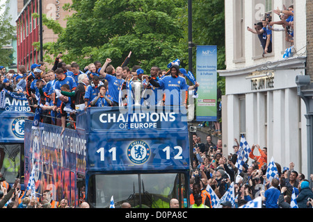 Chelsea FC Leimkräuter Liga Gewinner fest auf die offene Top Busse entlang der Fulham Road, und die Kings Road in Chelsea Mai 2012 Stockfoto