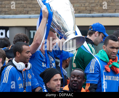 Chelsea FC Leimkräuter Liga Gewinner fest auf die offene Top Busse entlang der Fulham Road, und die Kings Road in Chelsea Mai 2012 Stockfoto