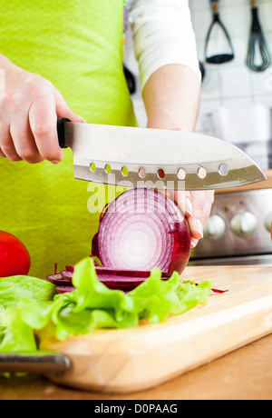 Weibes Hände schneiden Zwiebel Zwiebeln Stockfoto