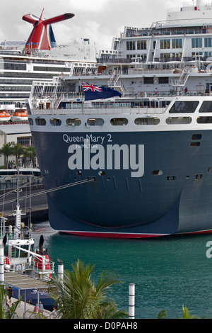 Der Cunard-Liner Queen Mary 2 [QM2], November 2012 in Las Palmas de Gran Canaria festgemacht. Die blue Ensign fliegen am Heck Stockfoto