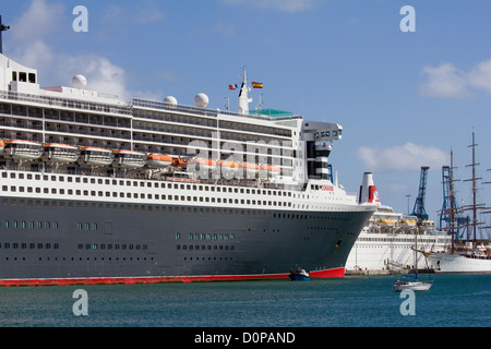 Der Cunard-Liner Queen Mary 2 [QM2] das Segel Schiff Sea Cloud und die MV Boudicca vertäut am Las Palmas de Gran Canaria, November 2012 Stockfoto