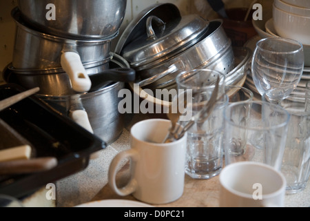 Abwasch gestapelten von Küchenspüle Stockfoto