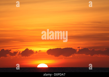 Sonnenuntergang über dem Atlantik. Fotografiert vom Strand Tarifa, Spanien Stockfoto