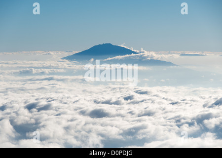 MT KILIMANJARO, Tansania - der Gipfel des Mount Meru pokes durch durch die Wolken als von Arrow Gletscher auf dem Kilimandscharo Lemosho Route gesehen. Stockfoto