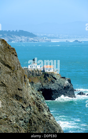 Leuchtturm auf der Klippe und der Stadt im Nebel auf dem Hintergrund in Kalifornien, USA Stockfoto