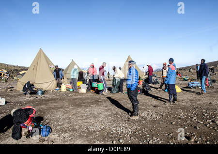 MT KILIMANJARO, Tansania - Torhüter fertig, lagerten bei Moir Hut Camp (13,660 feet) auf dem Kilimandscharo Lemosho Route zu packen. Stockfoto