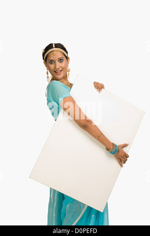 Frau hält ein Plakat lächelnd Stockfoto