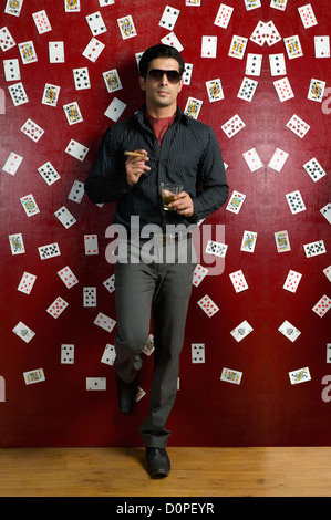 Mann, trinken und Rauchen in einem casino Stockfoto