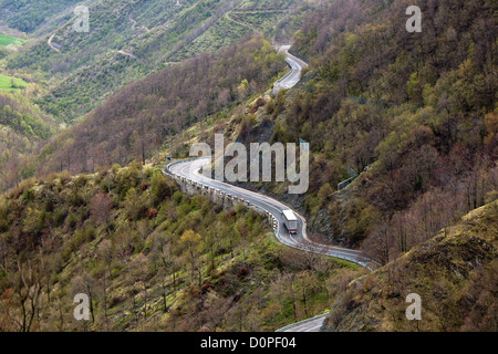 Lange gewundene Straße durch italienische Gebirge Landschaft. Ansicht von oben Stockfoto