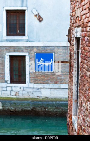 Gondel in Venedig Sign. Vertikale erschossen Stockfoto