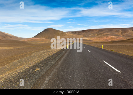 Autobahn durch trockenen Kies Lava Feld Landschaft unter einem blauen Sommerhimmel. Hochland von Central Island. Stockfoto