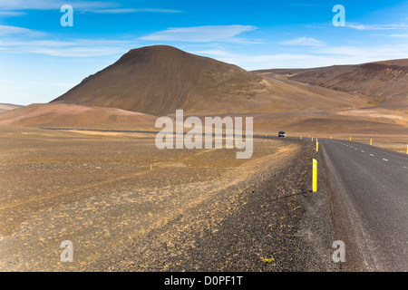 Autobahn durch trockenen Kies Lava Feld Landschaft unter einem blauen Sommerhimmel. Hochland von Central Island. Stockfoto