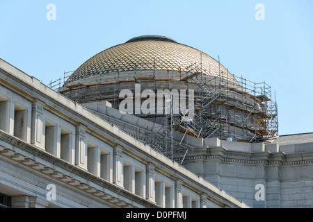 WASHINGTON DC, USA – Smithsonian National Museum of Natural History Renovations. Gerüste an der Außenseite der zentralen Kuppel des Smithsonian National Museum of Natural History in der Washington DC National Mall ab Juli 2012. Stockfoto