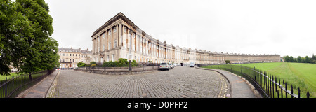 BATH, Großbritannien – Ein Panoramablick auf den Royal Crescent, ein ikonisches Beispiel georgianischer Architektur, in Bath, Somerset. Diese weitläufige, halbmondförmige Reihe von 30 Reihenhäusern wurde von John Wood dem Jüngeren entworfen und 1774 fertiggestellt. Der Royal Crescent ist ein bekanntes Wahrzeichen, das für seine großartige Architektur und historische Bedeutung bekannt ist. Stockfoto