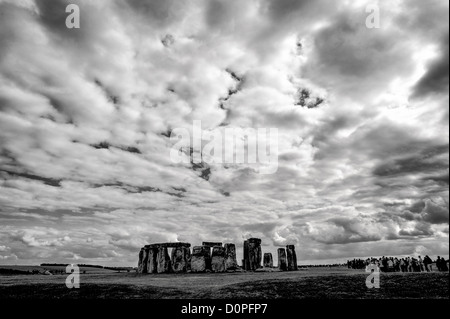 Stonehenge monochrom mit krassen Wolken. Stonehenge, glaubt irgendwo zwischen 2000 und 3000 v. Chr. errichtet wurde, ist eines der markantesten Wahrzeichen des Vereinigten Königreichs. Seine Funktion und Zweck bleibt eine Angelegenheit der Vermutung, obwohl viele Theorien angeboten wurden. Es besteht aus einer Reihe von großen stehenden Steinen, von die einige im Laufe der Jahrhunderte gestürzt haben. Stonehenge liegt in Salisbury Plain westlich von London. Stockfoto