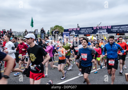 Läufer kurz nach dem Start 2012 Cherry Blossom 10-Miler, 40. Ablauf des Rennens, die jeden Frühling in Washington, D.C. zusammen mit der National Cherry Blossom Festival ausgeführt wird. Der Kurs beginnt in der Nähe des Washington Monument, Köpfe über Memorial Bridge und zurück, steigt unter dem Kennedy Center, um das Tidal Basin und vorbei an dem Jefferson Memorial und führt dann eine Schleife um Hains Point zurück ins Ziel in der Nähe des Washington Monument. Stockfoto