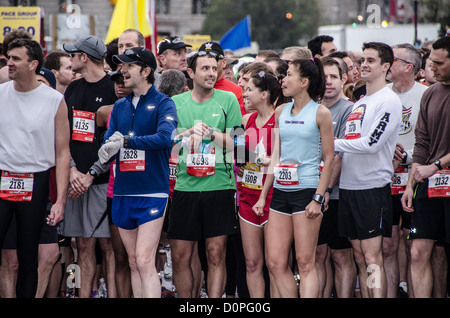 Einige der Läufer in der roten Welle bereiten Sie sich auf die 2012 Cherry Blossom 10-Miler, 40. Ablauf des Rennens zu starten, die jeden Frühling in Washington, D.C. zusammen mit der National Cherry Blossom Festival läuft. Der Kurs beginnt in der Nähe des Washington Monument, Köpfe über Memorial Bridge und zurück, steigt unter dem Kennedy Center, um das Tidal Basin und vorbei an dem Jefferson Memorial und führt dann eine Schleife um Hains Point zurück ins Ziel in der Nähe des Washington Monument. Stockfoto