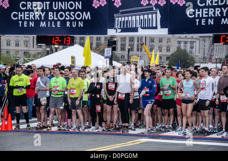 Läufer in der roten Welle machen Sie sich bereit zum Jahresbeginn 2012 Cherry Blossom 10-Miler, 40. Ablauf des Rennens, die jeden Frühling in Washington, D.C. zusammen mit der National Cherry Blossom Festival ausgeführt wird. Der Kurs beginnt in der Nähe des Washington Monument, Köpfe über Memorial Bridge und zurück, steigt unter dem Kennedy Center, um das Tidal Basin und vorbei an dem Jefferson Memorial und führt dann eine Schleife um Hains Point zurück ins Ziel in der Nähe des Washington Monument. Stockfoto