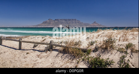 Tafelberg - Blick vom Bloubergstrand an einem windigen Tag Stockfoto
