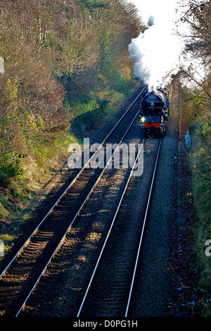 Surrey Hills, UK. In seiner neuen blauen Farbgebung abgebildet der 60163 LNER A1 Klasse 4-6-2 Tornado Dampflokomotive "Kathedralen" Eisenbahn-Expresszug einschalten aus dem Nebel unter einen vollen Kopf des Dampfs, wie es aus Station Reigate, Surrey und Geschwindigkeiten durch die Surrey Hügel auf dem Weg von Victoria bis Bristol Temple Meads 1050hrs Donnerstag, 29. November 2012 beschleunigt Stockfoto