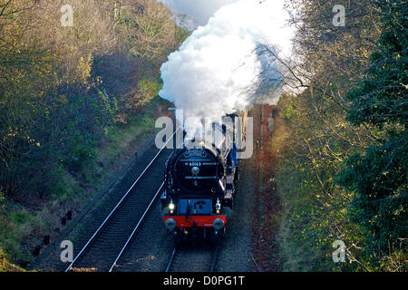 Surrey Hills, UK. In seiner neuen blauen Farbgebung abgebildet der 60163 LNER A1 Klasse 4-6-2 Tornado Dampflokomotive "Kathedralen" Eisenbahn-Expresszug einschalten aus dem Nebel unter einen vollen Kopf des Dampfs, wie es aus Station Reigate, Surrey und Geschwindigkeiten durch die Surrey Hügel auf dem Weg von Victoria bis Bristol Temple Meads 1050hrs Donnerstag, 29. November 2012 beschleunigt Stockfoto