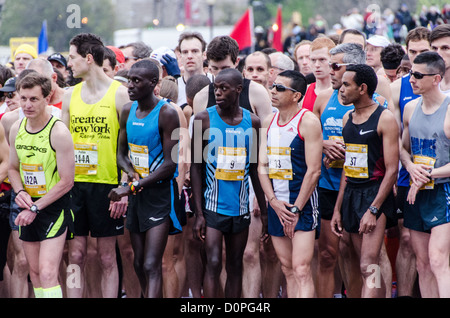 Einige der Elite Männer Läufer am Start Linie kurz vor Beginn der 2012 Cherry Blossom 10-Miler. In der Mitte des Rahmens in die Bib Nummer 9 ist dem späteren Sieger, Allan Kiprono aus Kenia, die einen neuen Streckenrekord von 45:15 eingerichtet. Zu seiner rechten, in Nummer 11 ist Lani Kiplagat, ebenfalls aus Kenia, die zweite in 46:28 kamen. Dieses Jahr war der 40. Ablauf des Rennens, die jeden Frühling in Washington, D.C. zusammen mit der National Cherry Blossom Festival ausgeführt wird. Der Kurs beginnt in der Nähe des Washington Monument, Köpfe über Memorial Bridge und zurück, steigt unter dem Kennedy Center, arou Stockfoto