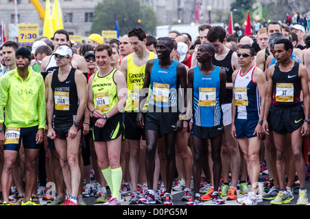 Die Elite Männer Läufer kurz vor dem Start 2012 Cherry Blossom 10-Miler. Auf der rechten Seite, in der Nummer 9 Lätzchen ist der Sieger, Allan Kiprono aus Kenia, einen neuen Streckenrekord von 45:15 auszog. Zu seiner rechten, in Nummer 11 ist Lani Kiplagat, ebenfalls aus Kenia, die zweite in 46:28 kamen. Dieses Jahr war der 40. Ablauf des Rennens, die jeden Frühling in Washington, D.C. zusammen mit der National Cherry Blossom Festival ausgeführt wird. Der Kurs beginnt in der Nähe des Washington Monument, Köpfe über Memorial Bridge und zurück, nach oben geht, unter dem Kennedy Center, um das Tidal Basin und vorbei an der Jefferso Stockfoto