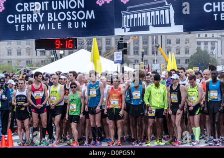 Die Läufer in der Elite Männer und Arbeitsteilung zu Jahresbeginn 2012 Cherry Blossom 10-Miler, 40. Ablauf des Rennens, die jeden Frühling in Washington, D.C. zusammen mit der National Cherry Blossom Festival ausgeführt wird. Der Kurs beginnt in der Nähe des Washington Monument, Köpfe über Memorial Bridge und zurück, steigt unter dem Kennedy Center, um das Tidal Basin und vorbei an dem Jefferson Memorial und führt dann eine Schleife um Hains Point zurück ins Ziel in der Nähe des Washington Monument. Stockfoto