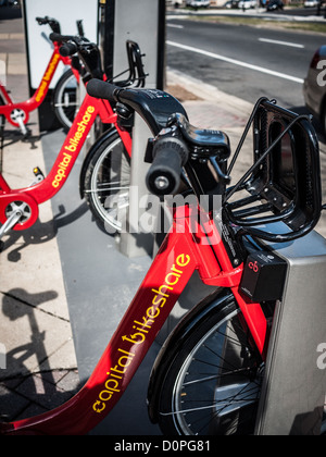 Capital Bikeshare Fahrrad Arlington Virginia | Die kürzlich installierte Capital Bikeshare-Bike-Station in Clarendon, Arlington, VA, an der Ecke von Washington Blvd und 10th St N. Capital Bikeshare ist ein Selbstbedienungs-Fahrradverleihdienst, der im Mai 2010 im Großraum Washington DC eingeführt wurde und das Smartbike DC-Programm von Washington DC (eingeführt im August 2008) und ein weiteres Programm, das von Arlington County entwickelt wurde, zusammenführte. Stockfoto