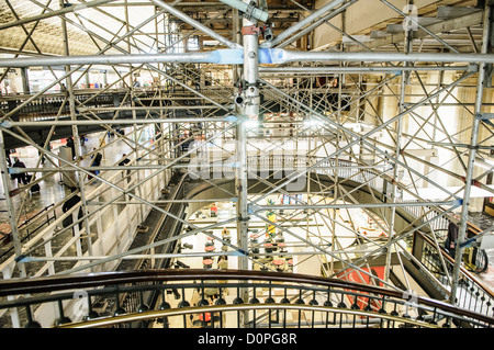 WASHINGTON DC, Vereinigte Staaten — Gerüste im Inneren der Union Station von Washington DC, um die Reparatur der Schäden durch das Erdbeben von 5,8 in Virginia am 23. August 2011 zu erleichtern. Stockfoto