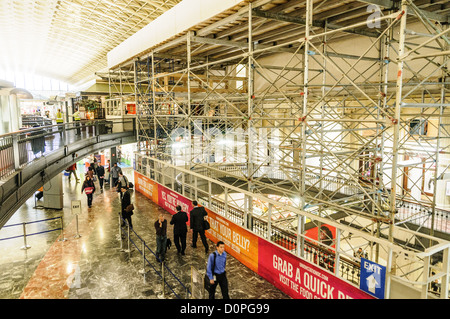 WASHINGTON DC, Vereinigte Staaten — Gerüste im Inneren der Union Station von Washington DC, um die Reparatur der Schäden durch das Erdbeben von 5,8 in Virginia am 23. August 2011 zu erleichtern. Stockfoto