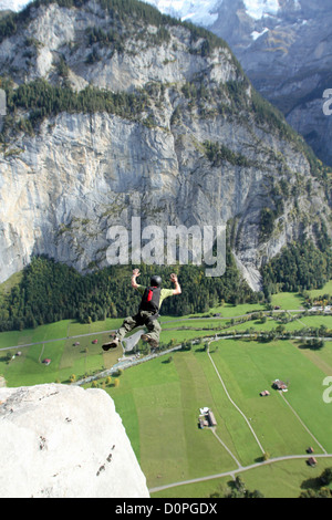 Base-Jumper wurde von einer Klippe hinunter ins Tal an einem schönen Nachmittag beendet. Er macht die Position der Frosch speichern Sie fallen werden. Stockfoto