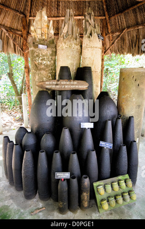 HO-CHI-MINH-STADT, Vietnam — Eine Sammlung amerikanischer Militärwaffen, die während des Vietnamkriegs verwendet wurden, wird an der historischen Stätte der Cu-Chi-Tunnel ausgestellt. Die Ausstellung zeigt verschiedene Arten von Bomben, Raketen und Artilleriegeschossen, die bei militärischen Operationen gegen den Tunnelkomplex eingesetzt wurden. Diese erhaltene Sammlung zeigt die Reichweite konventioneller Waffen, die während des Konflikts eingesetzt wurden. Stockfoto