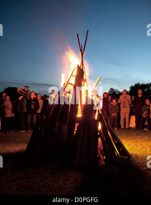 06.04.2012. London, UK. Ein diamantenes Jubiläum Leuchtfeuer leuchtet am alten Redding, Egge Weald Pinner und Grabstein Scouts. Stockfoto